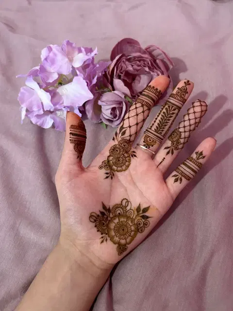 aesthetic arabic circle finger mehndi design