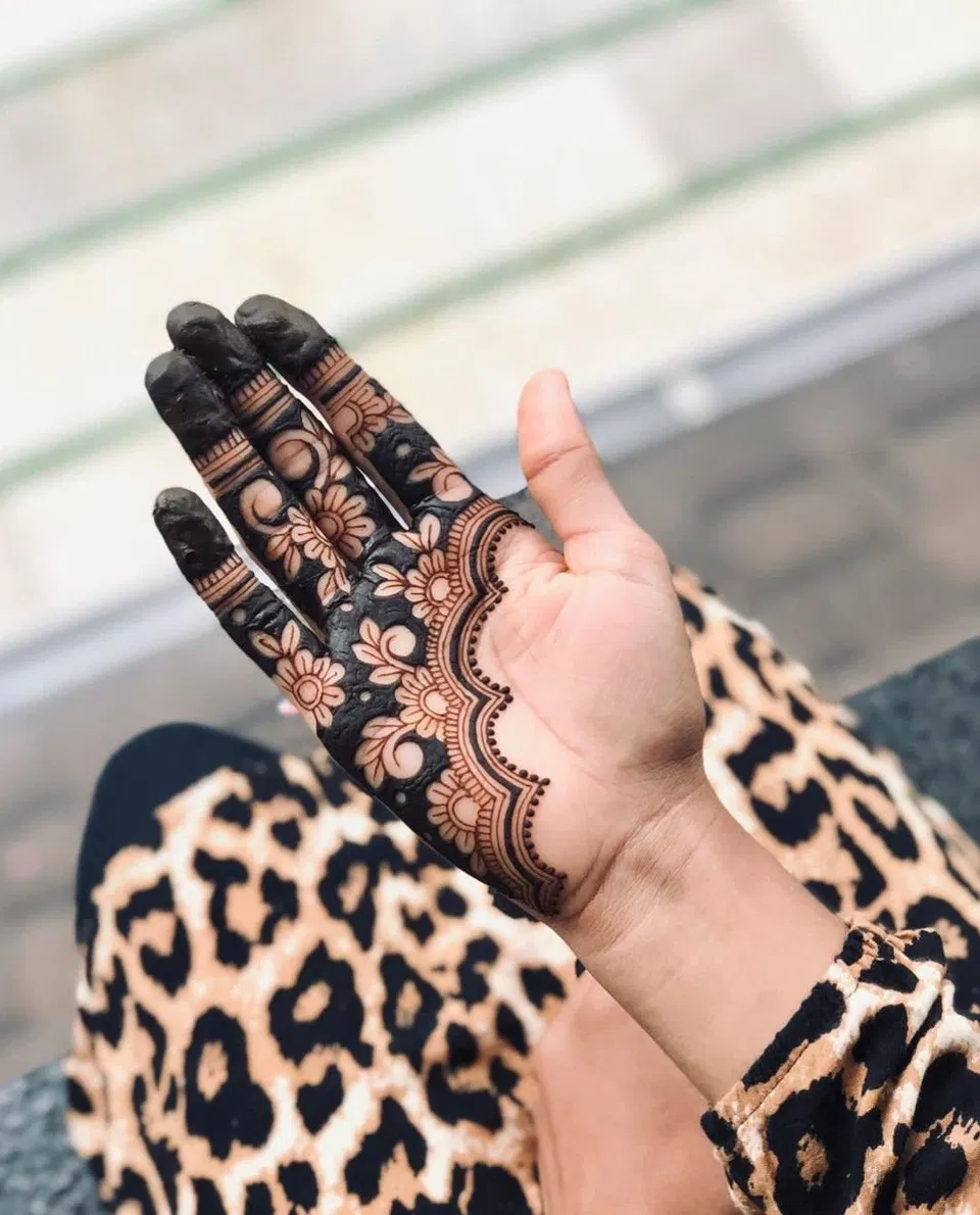 Minimal Simple Finger Mehndi Design with Hidden Name