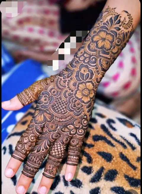 arabic bridal figure back hand mehndi design