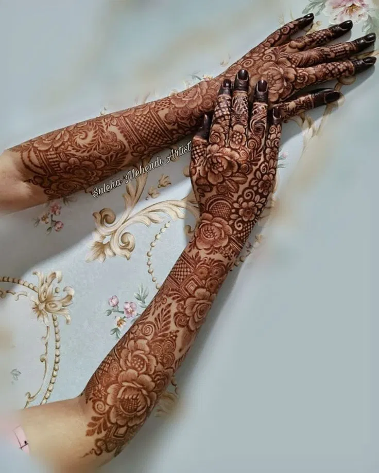 Aesthetic Bridal Foot Mehndi Design with Figures and Flowers for Engagement