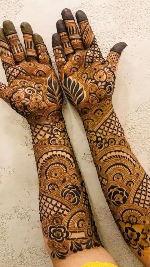 aesthetic bridal circle back hand mehndi design