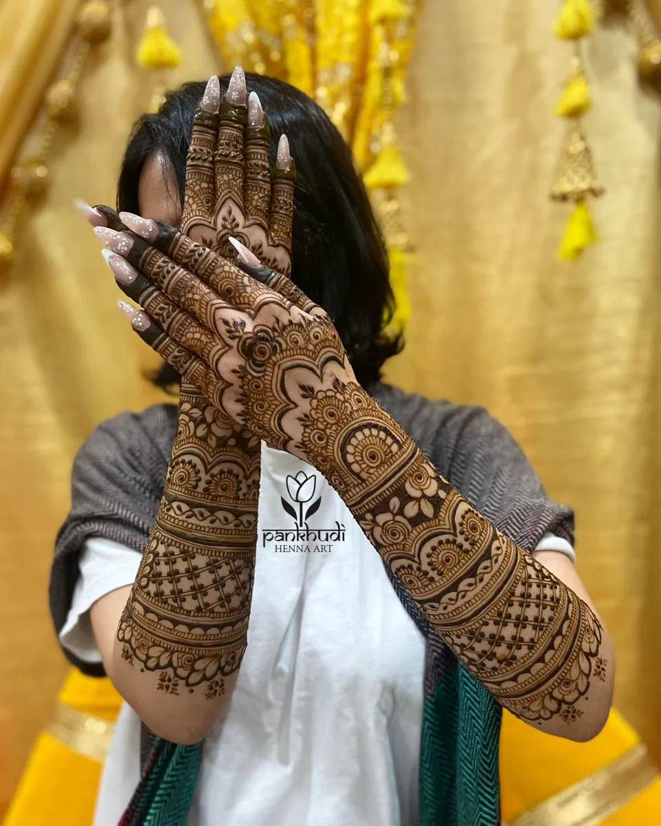 Bridal Stylish Back Hand Mehndi Design with Figures (5)
