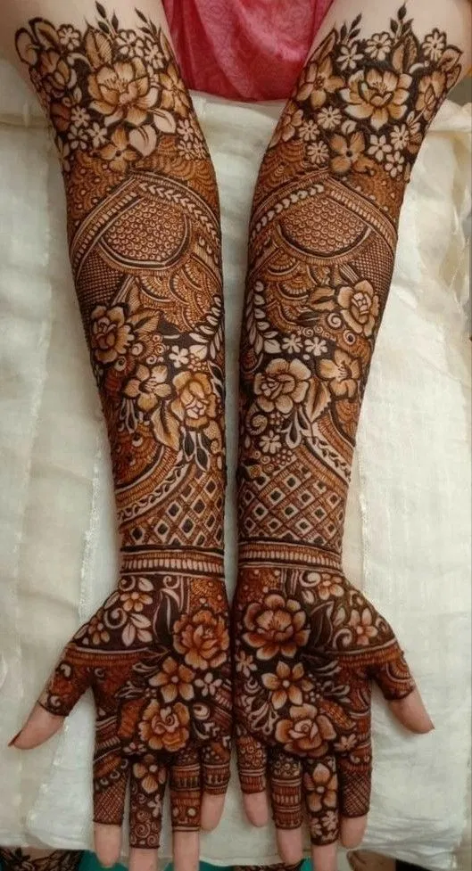 Aesthetic Bridal Foot Mehndi Design with Figures and Flowers (2)