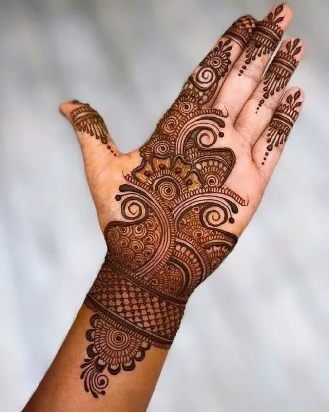 Arabic Bridal Front Hand Mehndi Design with Gol Tikki for Engagement (14)