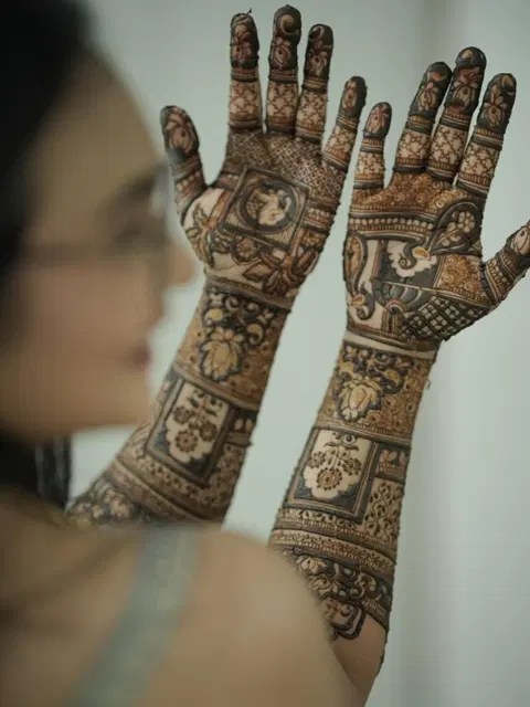 bridal figure back hand mehndi design