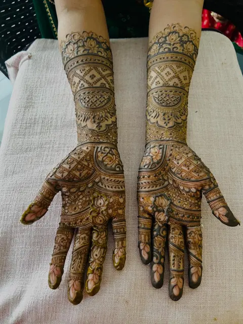 bridal figure front hand mehndi design