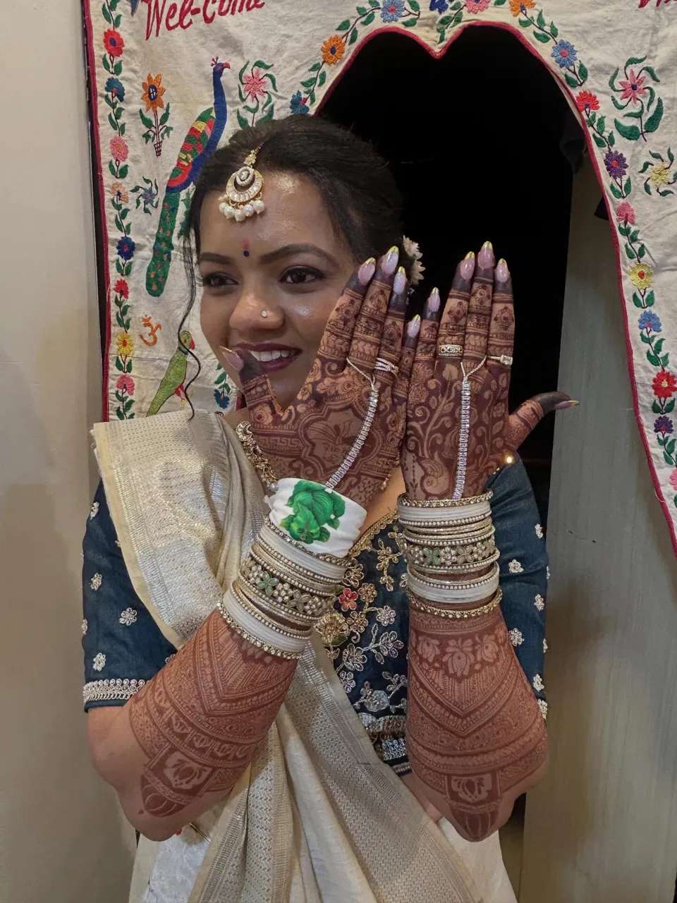 Bridal Back Hand Mehndi Design with Figures (2)