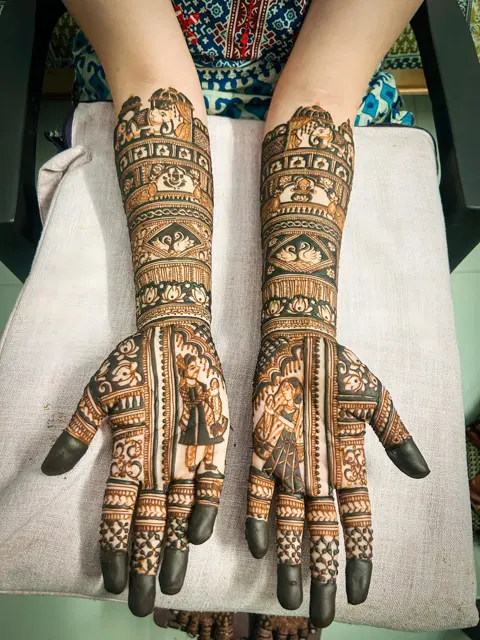 bridal figure front hand mehndi design