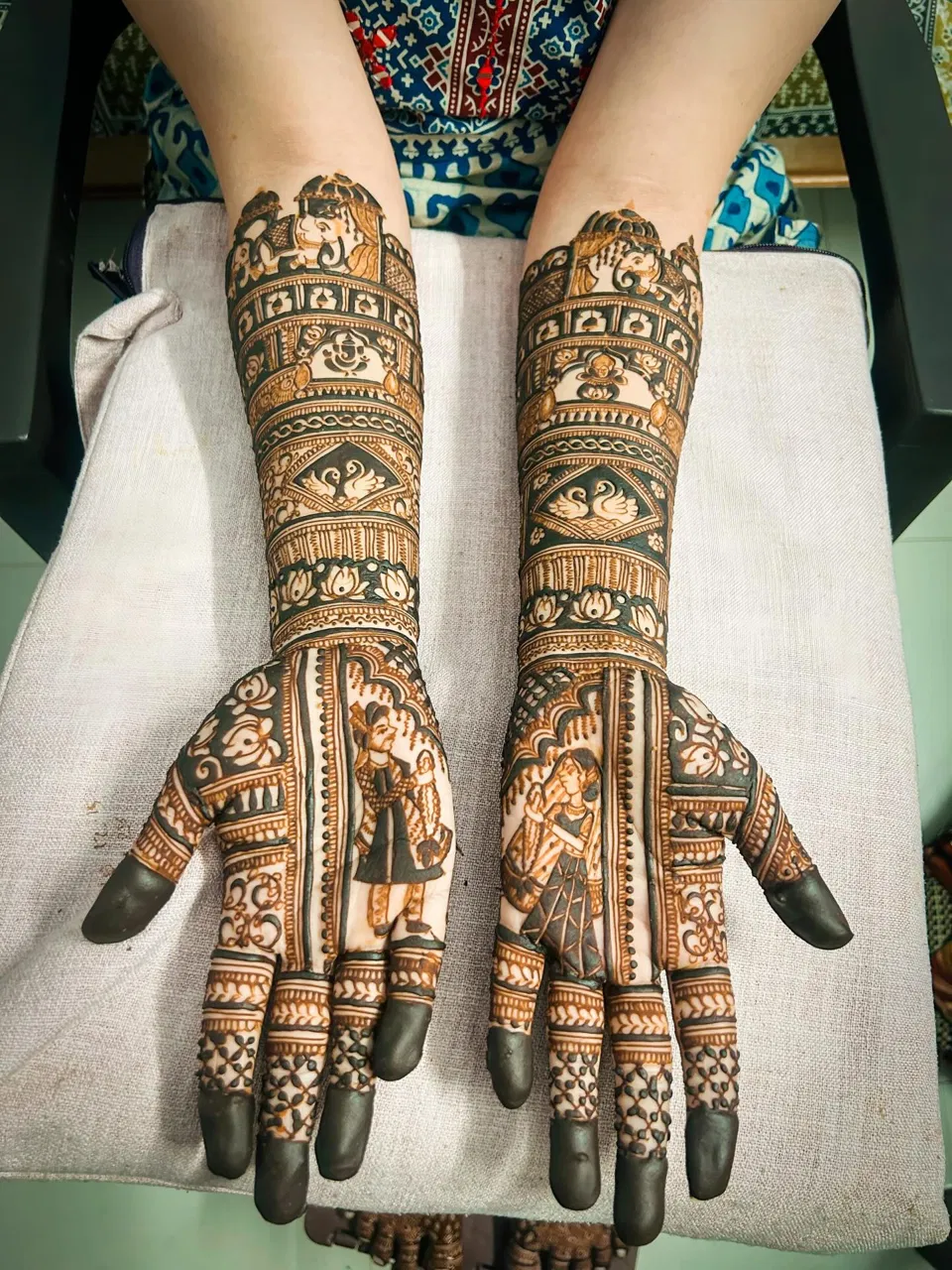 Bridal Front Hand Mehndi Design with Figures and Jaal (8)