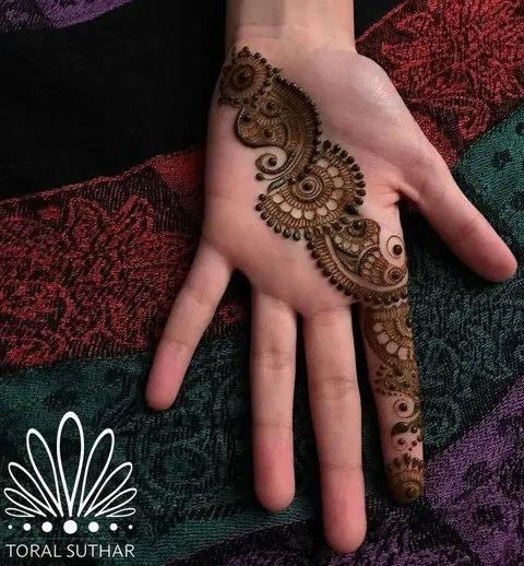 simple front hand mehndi design