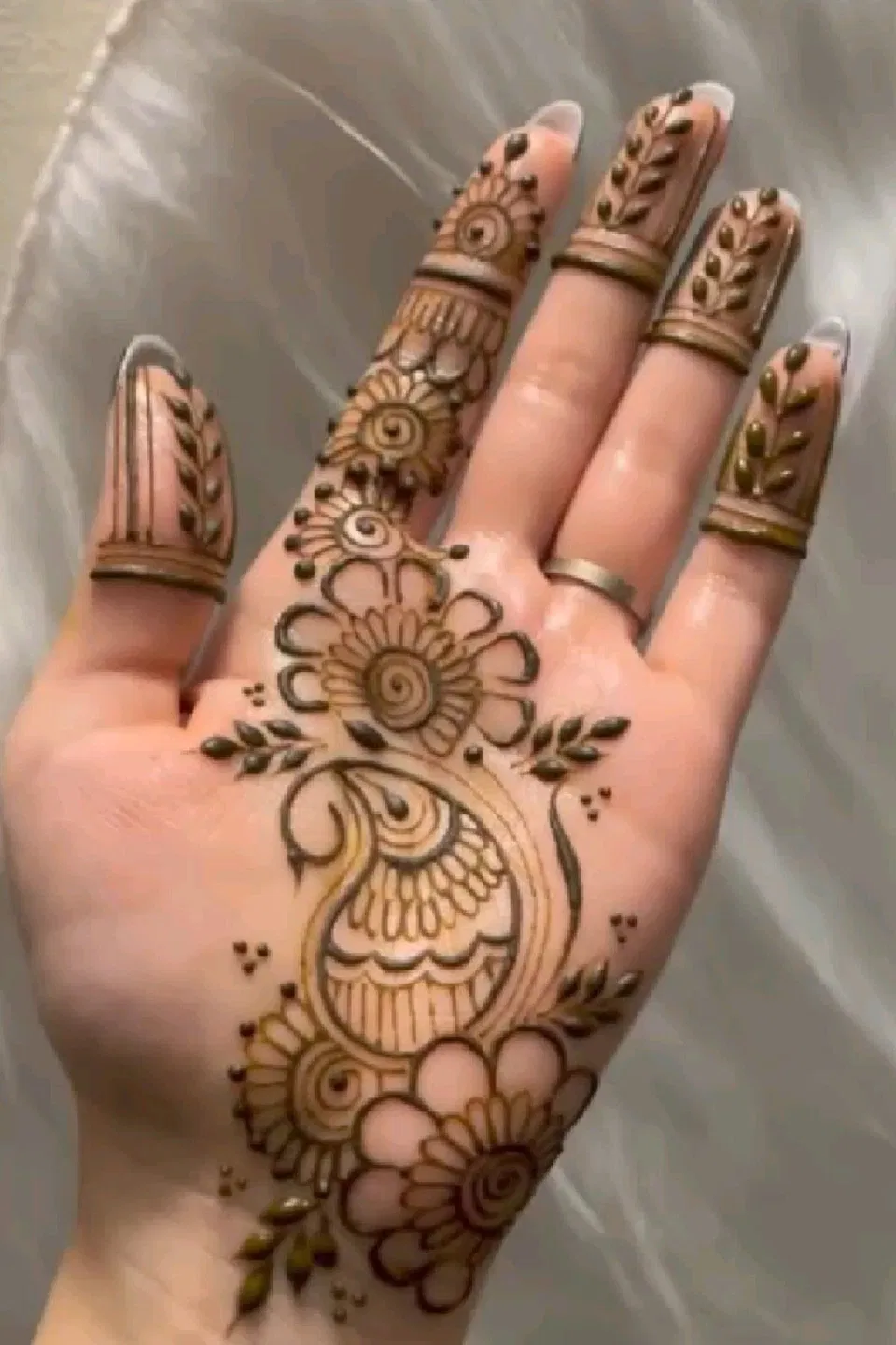 Aesthetic Arabic Front Hand Mehndi Design with Gol Tikki (29)
