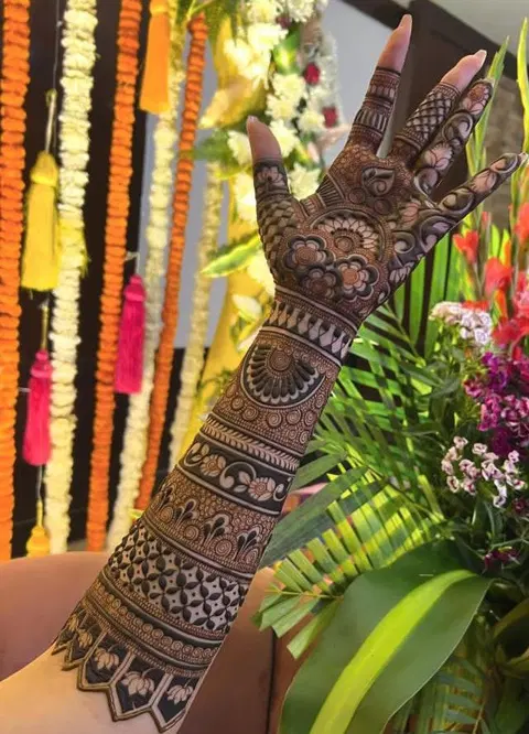 aesthetic bridal circle arm mehndi design