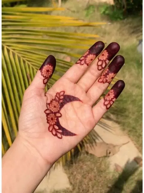 aesthetic minimal circle front hand mehndi design