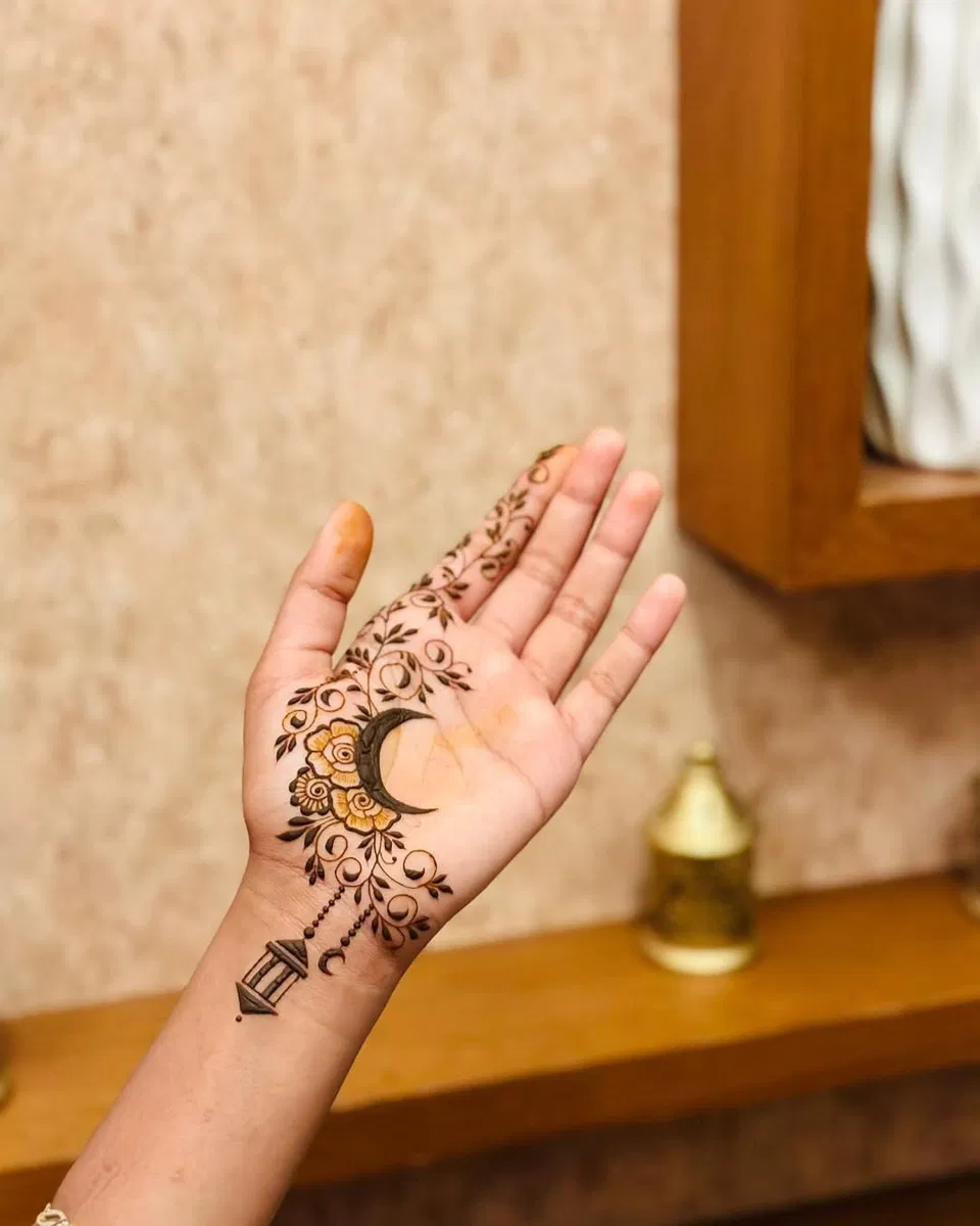 Aesthetic Simple Finger Mehndi Design with Moon for Eid (3)