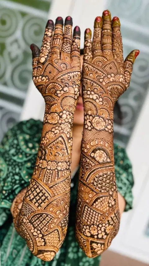 bridal stylish figure back hand mehndi design