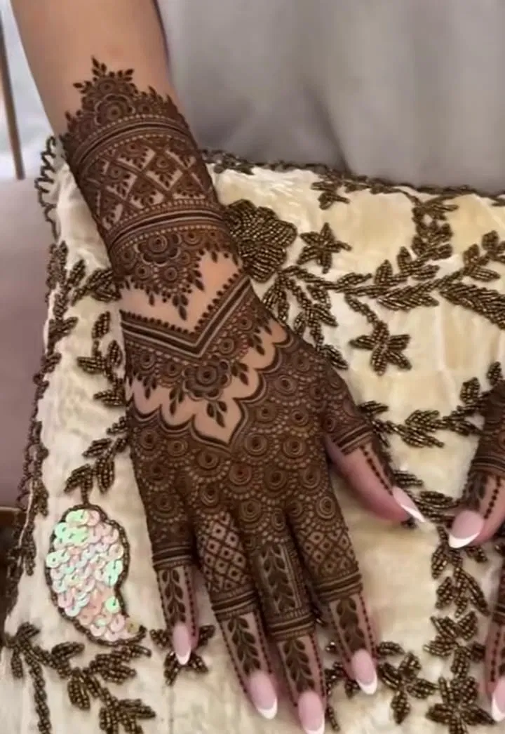 Aesthetic Bridal Back Hand Mehndi Design with Jaal