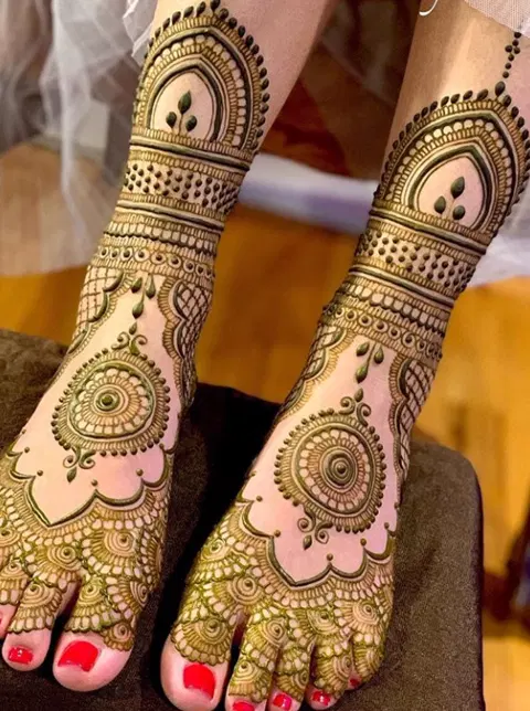 bridal stylish figure foot mehndi design