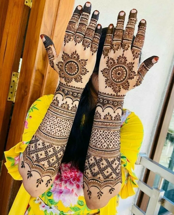 Arabic Bridal Back Hand Mehndi Design with Gol Tikki and Figures for Engagement (2)