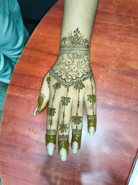 simple circle back hand mehndi design