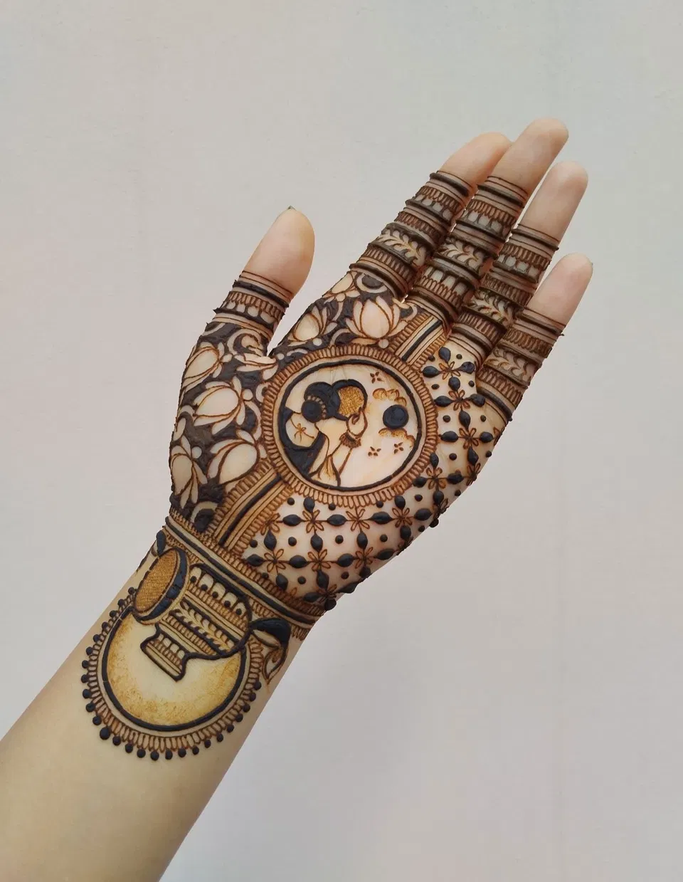 Bridal Stylish Front Hand Mehndi Design with Gol Tikki, Figures and Hearts for Karwa Chauth (2)