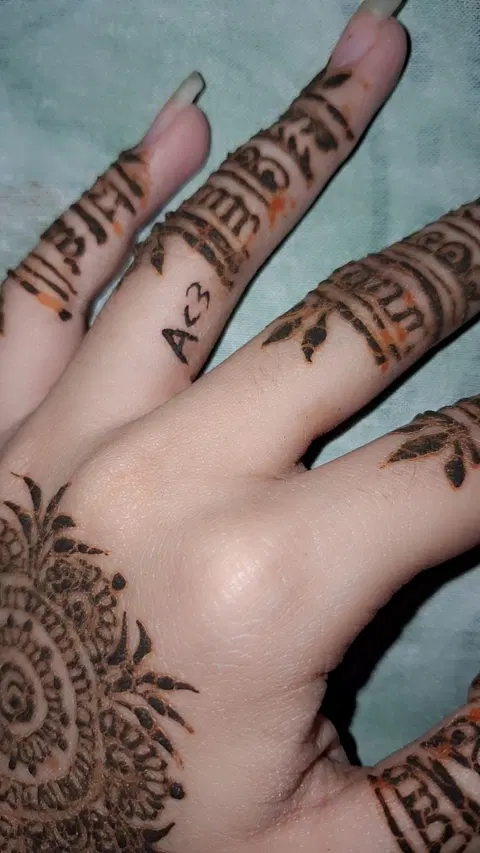 simple circle finger mehndi design