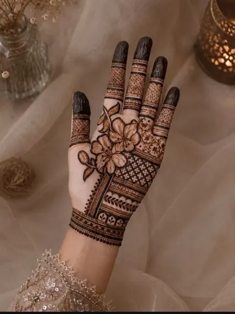 front hand mehndi design
