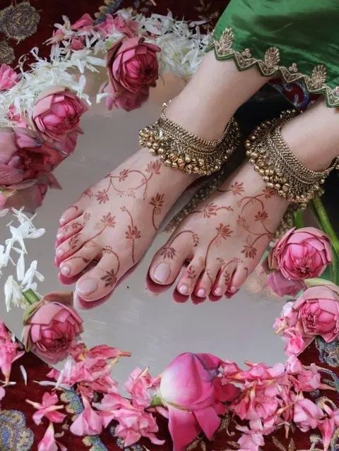 heart back hand mehndi design