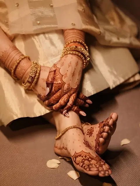 figure back hand mehndi design