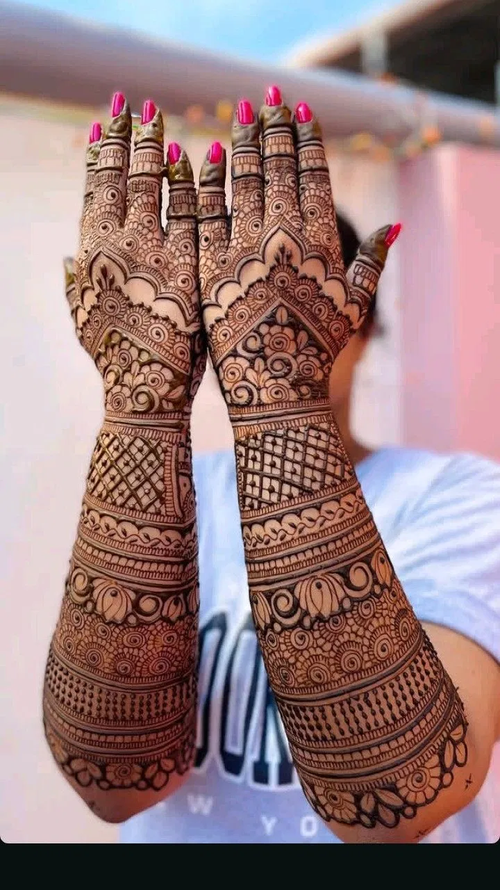 Bridal Back Hand Mehndi Design with Figures for Engagement (2)
