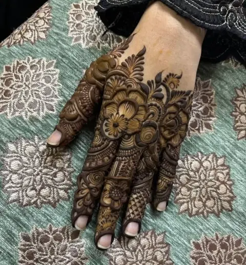 royal stylish back hand mehndi design