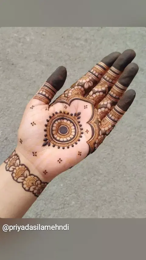simple circle front hand mehndi design
