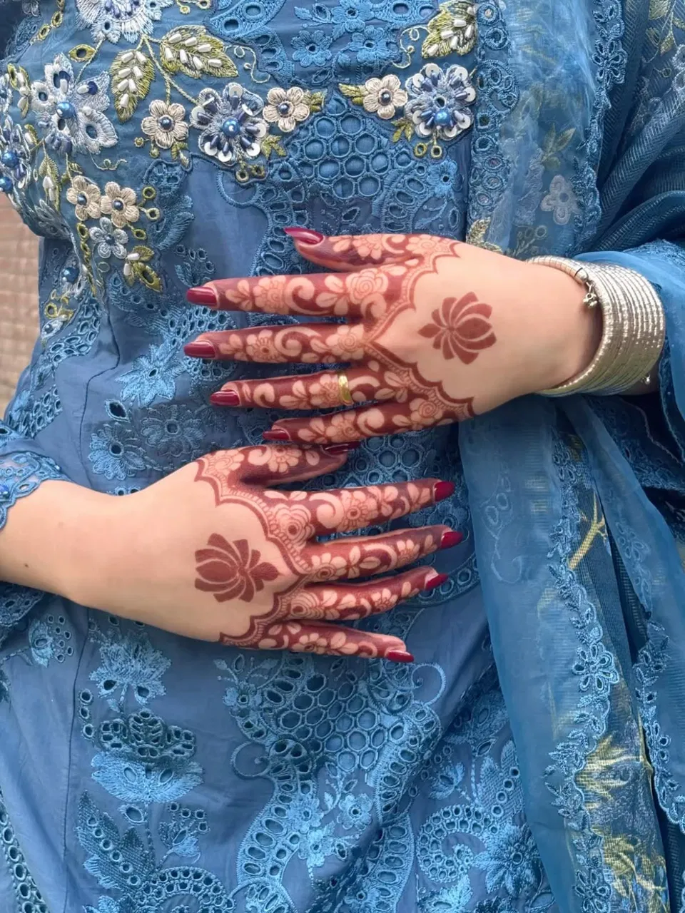 Aesthetic Arabic Back Hand Mehndi Design with Flowers and Lotus for Engagement (8)
