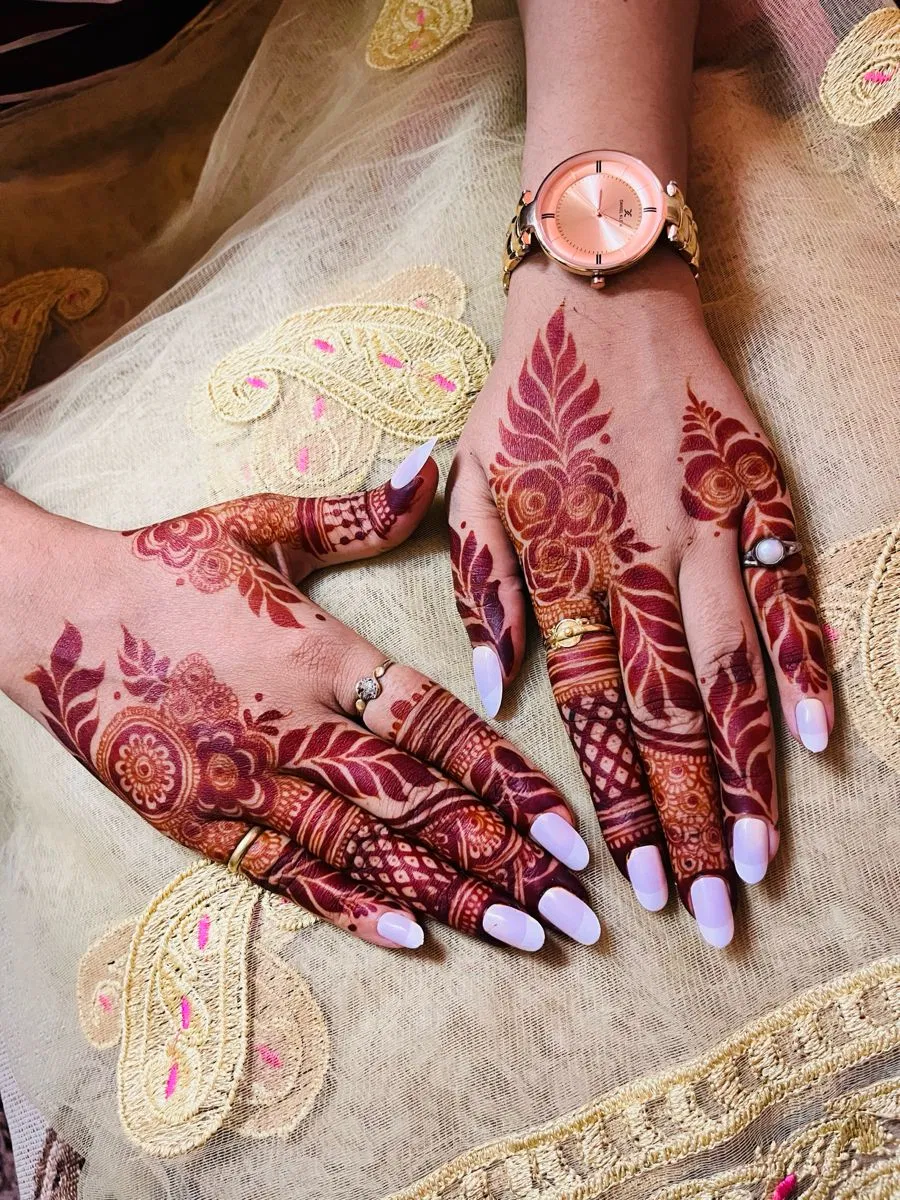 Simple Stylish Front Hand Mehndi Design for Engagement (2)