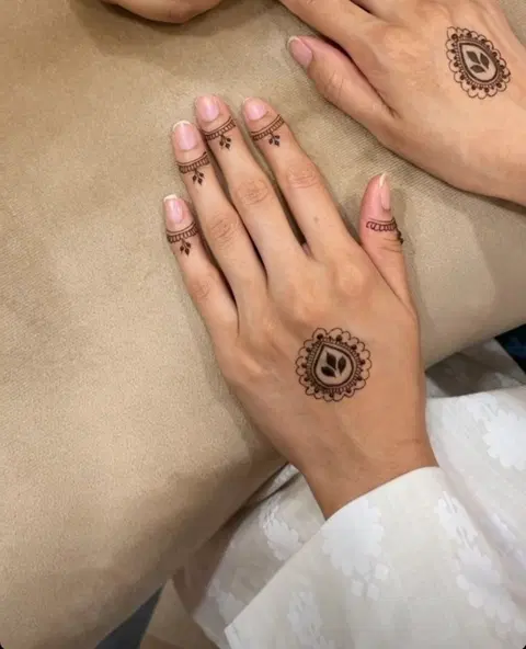 minimal simple circle back hand mehndi design