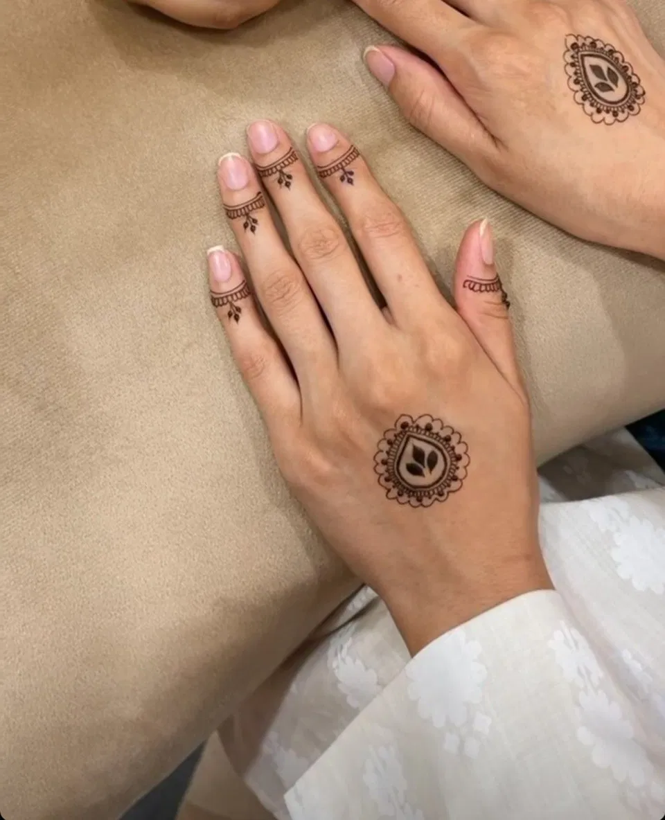 Minimal Simple Back Hand Mehndi Design with Gol Tikki (3)