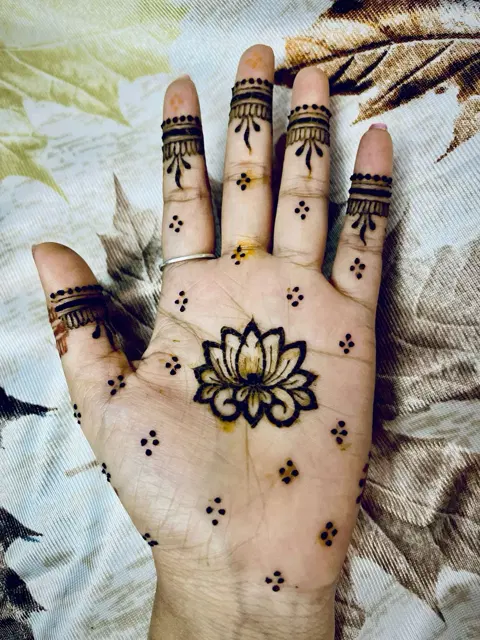 aesthetic minimal circle back hand mehndi design