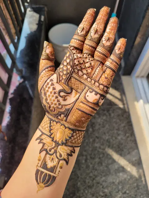 front hand mehndi design