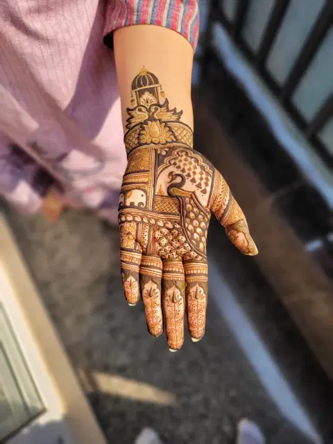 front hand mehndi design