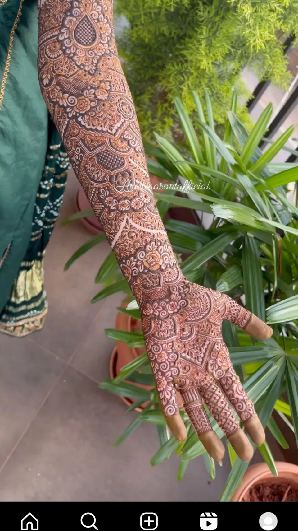 Bridal Stylish Front Hand Mehndi Design with Gol Tikki and Jaal for Engagement