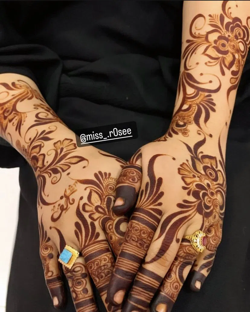 Aesthetic Arabic Back Hand Mehndi Design with Flowers (66)