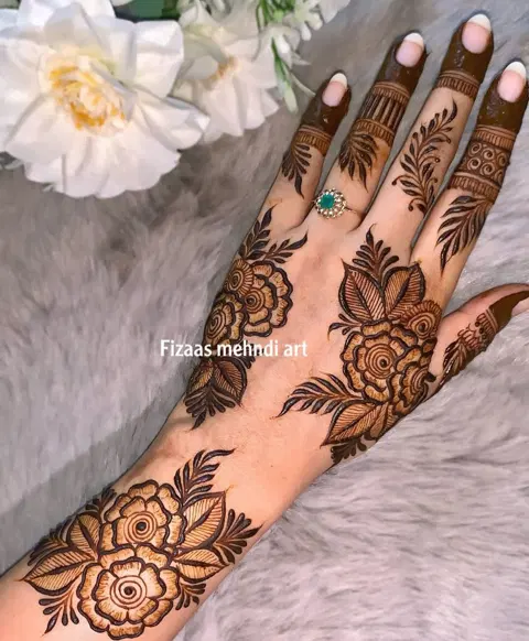 aesthetic arabic circle back hand mehndi design