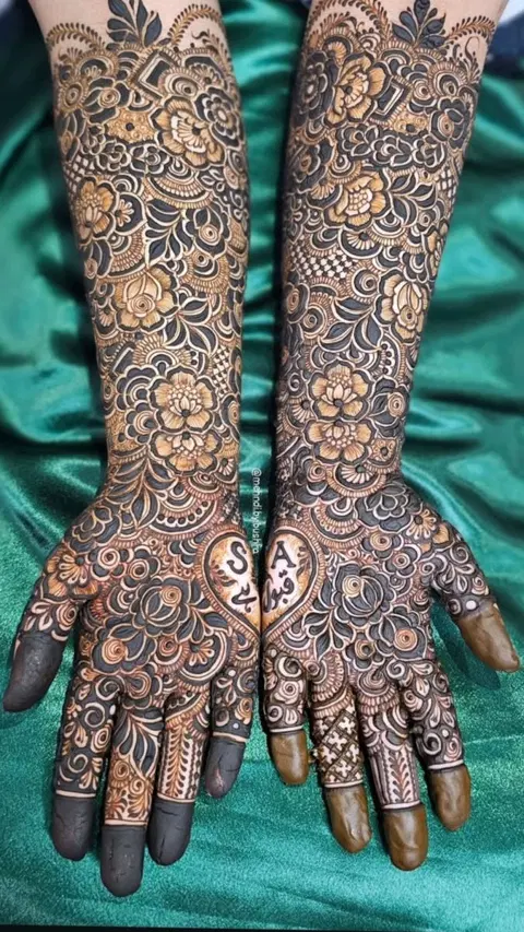 aesthetic bridal circle back hand mehndi design