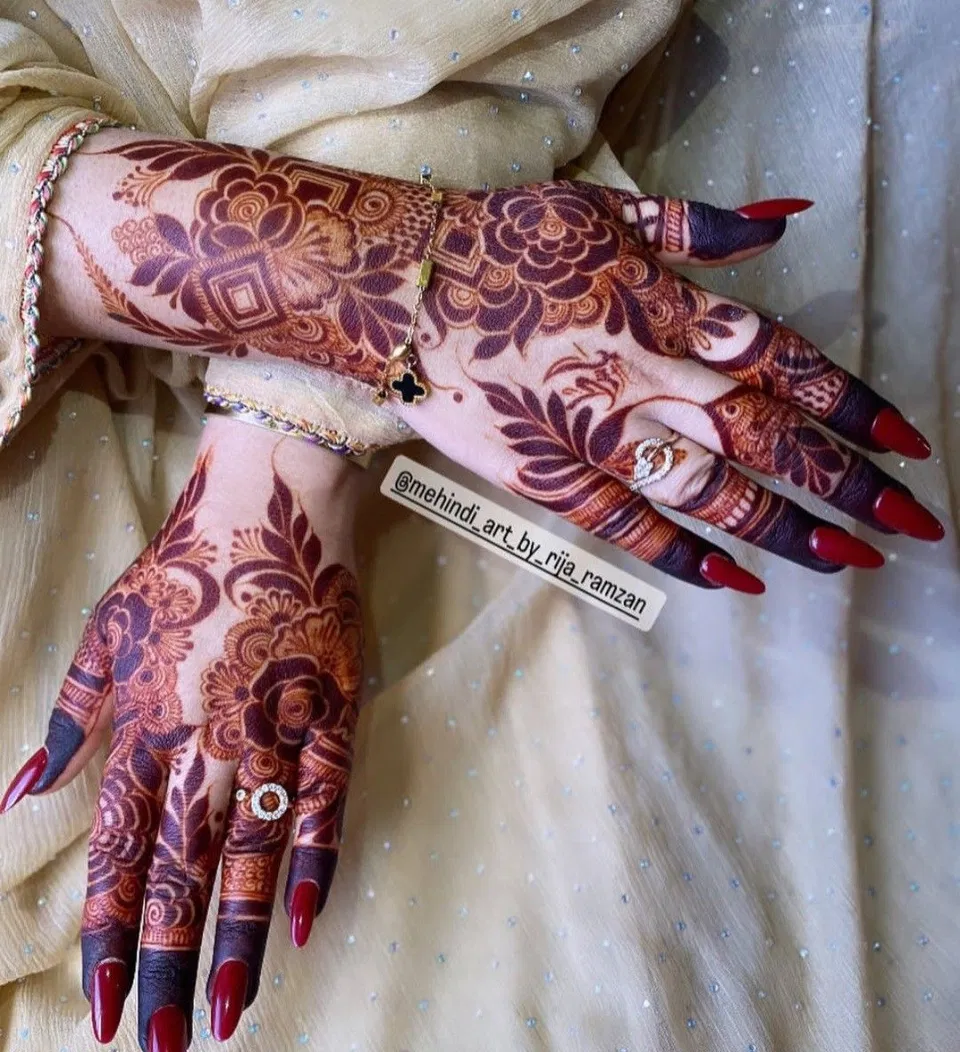 Aesthetic Arabic Back Hand Mehndi Design with Flowers (67)