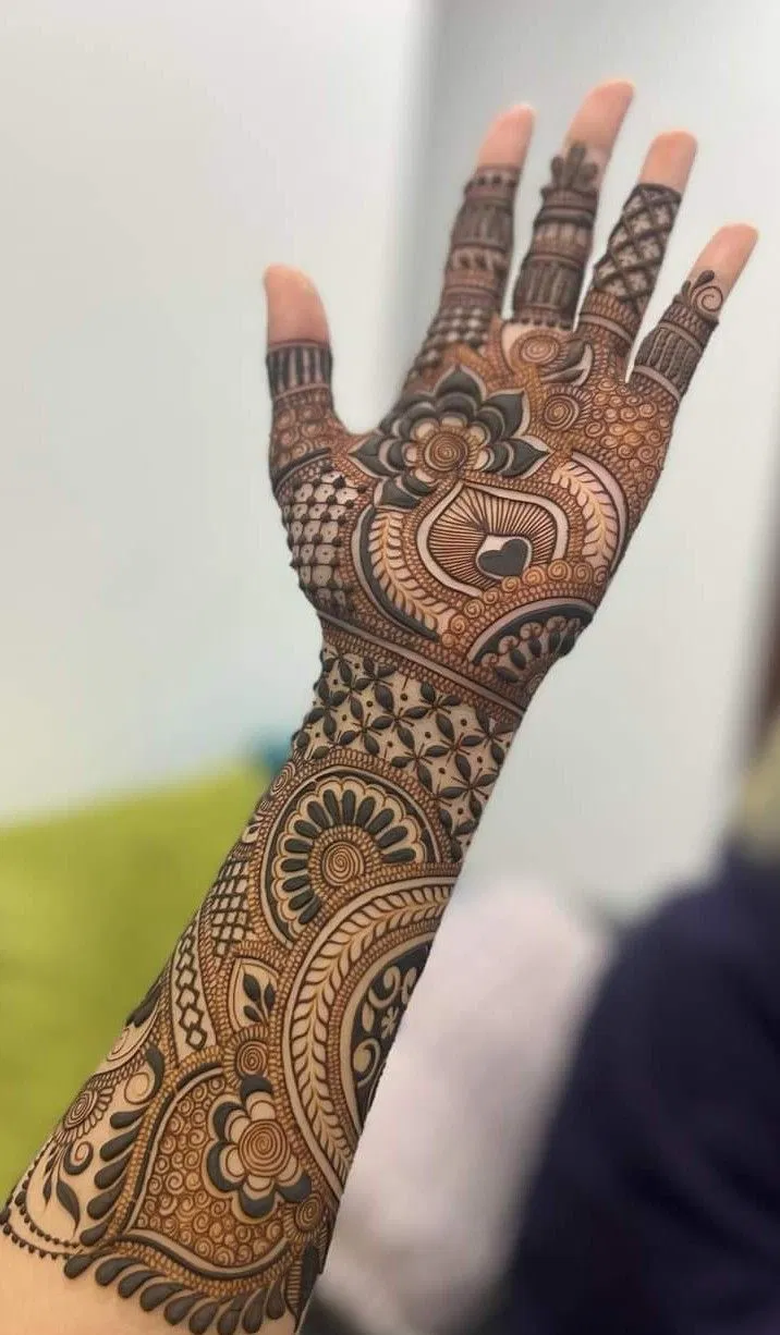 Bridal Indian Front Hand Mehndi Design for Karwa Chauth (3)