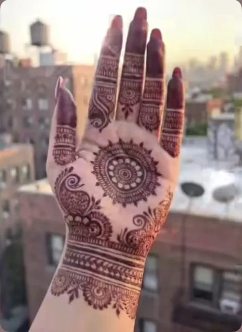 minimal royal circle front hand mehndi design
