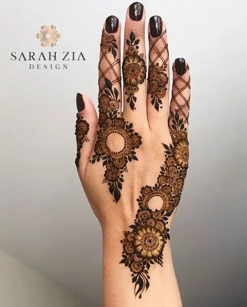 aesthetic arabic circle back hand mehndi design