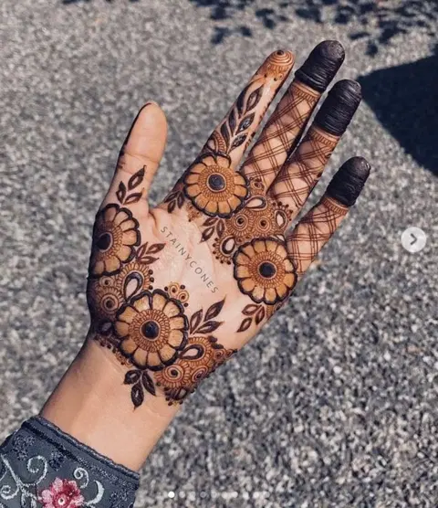 aesthetic arabic flower front hand mehndi design