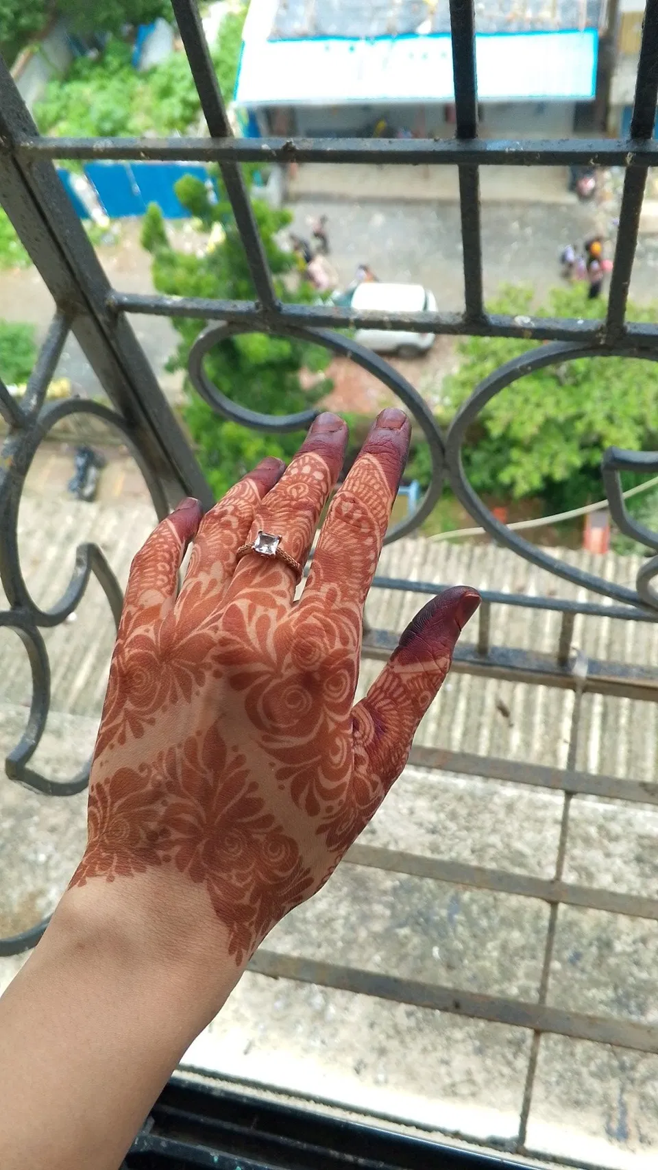 Aesthetic Bridal Back Hand Mehndi Design with Gol Tikki and Deity for Engagement (2)