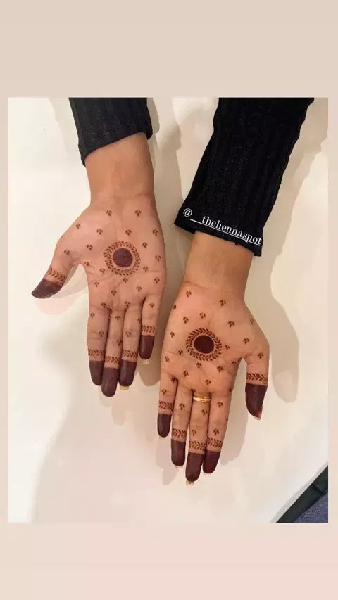 aesthetic minimal circle finger mehndi design