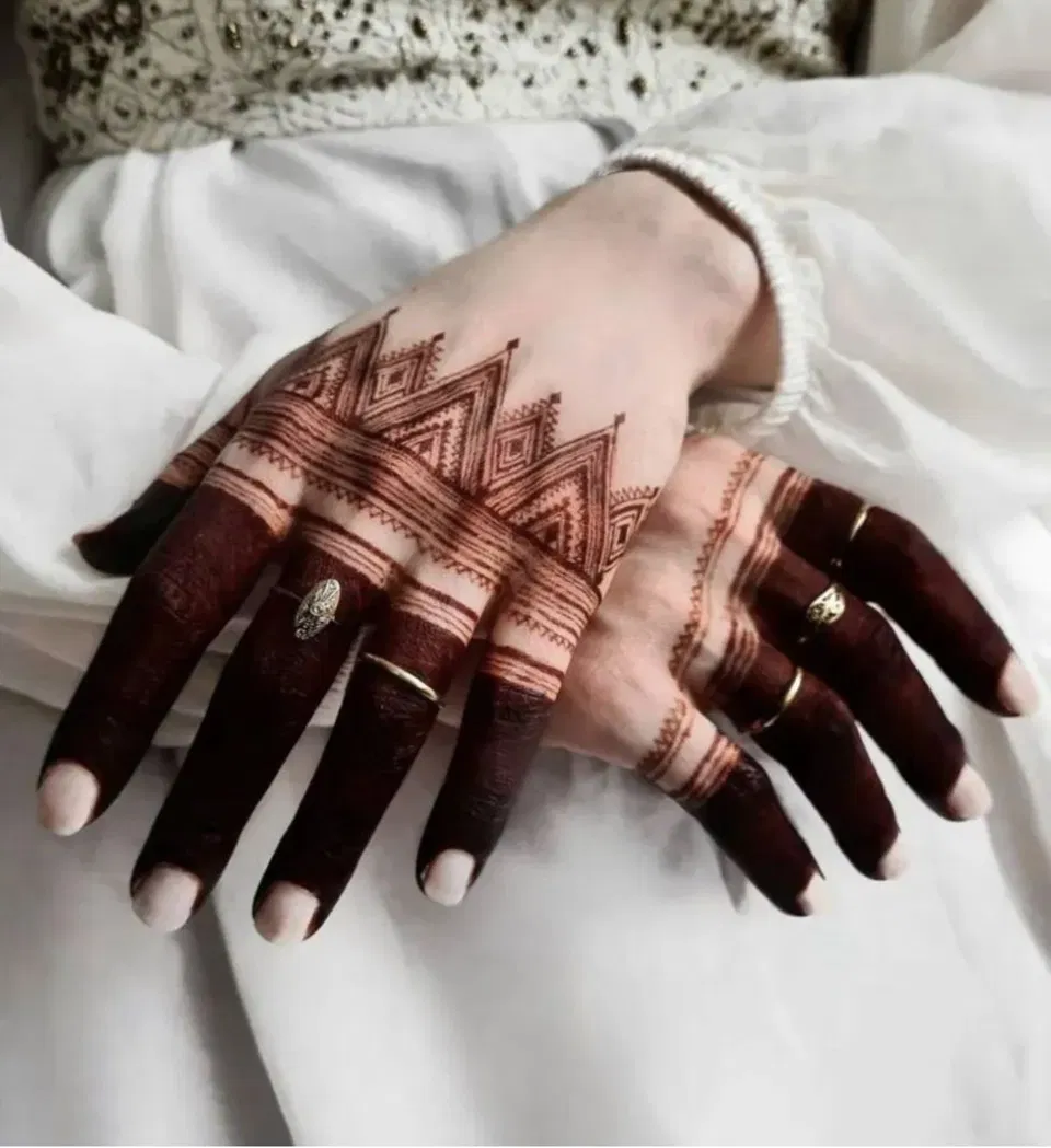 Aesthetic Bridal Back Hand Mehndi Design with Flowers and Jaal for Eid